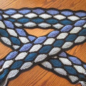 Panal, vidrieras, tonificaciones azules, bufanda multicolor