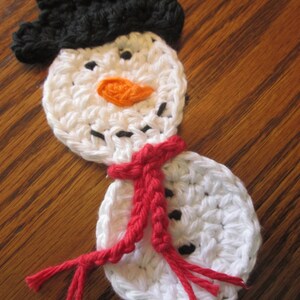 Kleine gehäkelte Schneemann Applikation