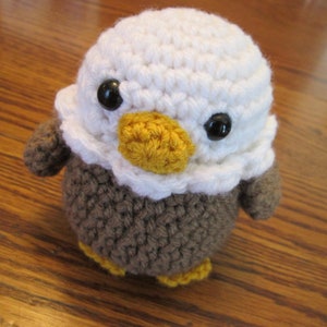 Águila bebé amigurumi - Águila calva tejida a crochet - Decoración navideña patriótica - Pájaro de peluche