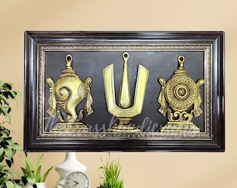 Mässing Shankh Chakra Tilak på träram vägghängande | Shankh Chakra Namaha Väggdekor, Vishnu-symboler för heminredning, pujadekor av TBH