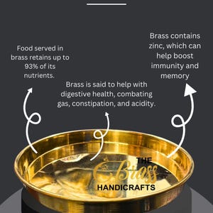 Peut inclure: Une assiette en laiton de couleur dorée avec un bord surélevé. L'assiette est sur un fond noir avec du texte qui dit "The Brass Handicrafts" et "Premium Quality Guarantee".