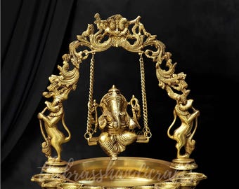 Messing Ganesha Idol auf Schaukel auf einem Urli Schalentopf mit Diyas und Glocken, beste Ganesha für Wohnkultur, Bürodekor, Puja-Dekor & Eingangsdekor
