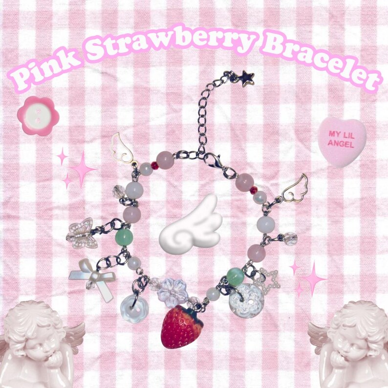 Pu&ograve; includere: Un braccialetto rosa con la scritta "Pink Strawberry Bracelet". Il braccialetto presenta perline rosa e verdi, un ciondolo a forma di fragola rossa, ciondoli ad ali d'angelo e un ciondolo a farfalla. Lo sfondo &egrave; un motivo a scacchi rosa e bianco.