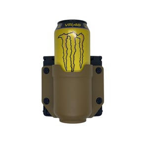 Puede incluir: Un soporte para latas de color marrón claro con un soporte de montaje negro. Una lata amarilla de bebida energética Monster con marcas de garras negras se sostiene en el soporte. La lata tiene el texto "VR|46" en la parte superior.