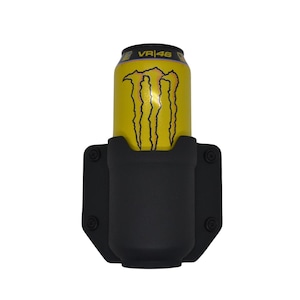 Puede incluir: Un juego de tres tazas de cerámica con un acabado mate moteado. Las tazas son de color crema, gris claro y gris oscuro. Cada taza tiene un diseño simple y minimalista y un asa redondeada.