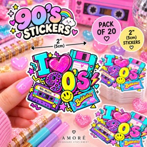 Puede incluir: Un paquete de 20 pegatinas de 5 cm cada una, con un gráfico colorido de temática de los años 90. El diseño incluye un corazón rosa, un disquete, un casete morado con la etiqueta 90s MUSIC, una cara sonriente amarilla y un envoltorio de chicle Bubbaloo.