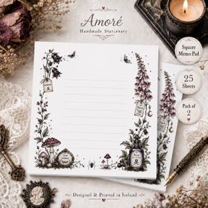 Könnte beinhalten: Ein quadratischer Notizblock mit 25 Blatt, verziert mit einem botanischen Rand aus violettem Fingerhut, Pilzen und einer Giftflasche mit Totenkopf-Etikett. Das weiße Papier ist liniert und mit kleinen Schmetterlingen und einer Spinne illustriert.