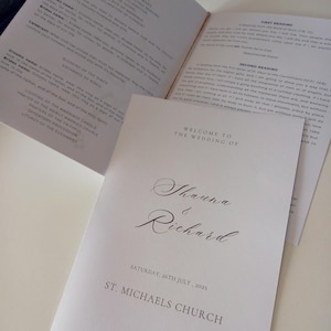 Puede incluir: Un programa de boda con fondo blanco y texto negro. El programa incluye el orden del servicio, los nombres de la novia y el novio, "Thauna & Richard", y la fecha y el lugar de la boda, "Sábado, 26 de julio de 2025, Iglesia de San Miguel."