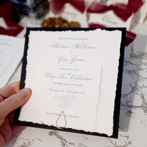 Conjunto de convites de casamento personalizados com borda denteada | Cartão, fita de chiffon, etiqueta | Papelaria personalizada para casamento