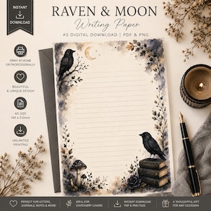 Puede incluir: Papel de carta digital A5 titulado Raven & Moon con una ilustración en acuarela de dos cuervos negros, una luna creciente, setas y una pila de libros. La papelería tiene líneas horizontales y mide 148 x 210 mm.