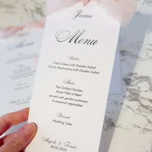 Gepersonaliseerd trouwmenu met lint, menukaart, trouwmenu, gepersonaliseerd, naamkaart bruiloft, gerafelde chiffon, handgemaakt, op maat gemaakt