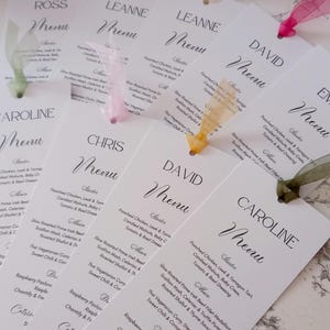 Gepersonaliseerd trouwmenu met lint, menukaart, trouwmenu, gepersonaliseerd, trouwkaart, organza, handgemaakt, op maat gemaakt