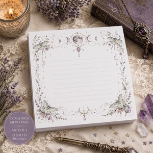 Può includere: Un blocco per appunti quadrato di 10cm x 10cm con carta bianca e linee orizzontali. Il bordo presenta illustrazioni di falene, fasi lunari, cristalli e tralci floreali in tonalità viola, verde e grigio. Il blocco contiene 25 fogli.