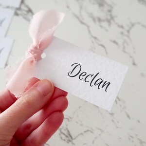 Gepersonaliseerde naamplaatskaarten met lint, namen van gasten, bruiloft, gepersonaliseerd, bruiloftsnaamkaart, gerafelde chiffon, handgemaakt, op maat gemaakt