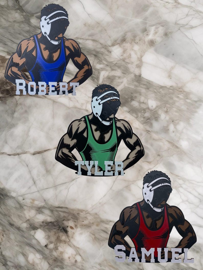 Puede incluir: Tres siluetas de luchadores con los nombres "Robert", "Tyler" y "Samuel". Los luchadores llevan singletes de lucha de diferentes colores: azul, verde y rojo.