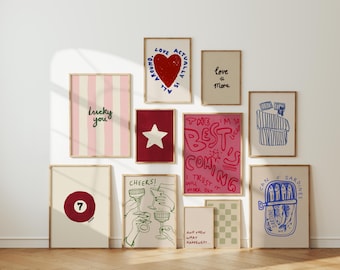 Puede incluir: Una colección de láminas artísticas enmarcadas con diversos diseños y texto. Las láminas incluyen un corazón rojo, una estrella, un patrón de rayas con "Lucky you", una bola de billar con el número 7 y una ilustración de lata de sardinas. La paleta de colores incluye rosa, rojo y azul.