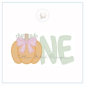 Pode incluir: Um design bordado com uma abóbora com um laço rosa e a palavra "ONE" em verde. O design inclui o texto "Cotton Stitch Designs" em fonte cursiva, perfeito para uma festa de primeiro aniversário.