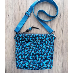 Bolso bandolera Roxy con estampado de pájaros en azul verdoso y negro, con correa ajustable desmontable y bolsillo para teléfono con cremallera en el interior. Listo para enviar desde EE. UU.