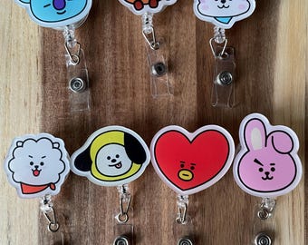 Porta credencial retráctil con temática de K-pop