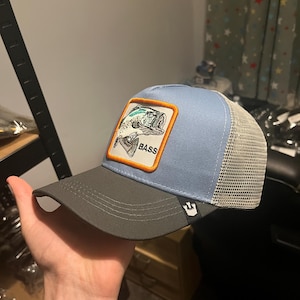 Barsch Patch Trucker Cap – Bestickter Fisch Hut in Blau & Grau | Western Outdoor Angelstil