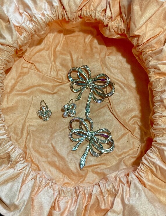 Set of three items: brooch KJL for Avon and earri… - image 9