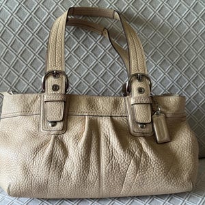 Bolso de mano Coach F13732 Soho de piel granulada en color crema y beige plisado