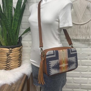 Bolso bandolera de piel, Harding Navy de lana, piel marrón especia, bolso para cámara, bandolera cuadrada de lana y piel, bolso tipo caja de piel