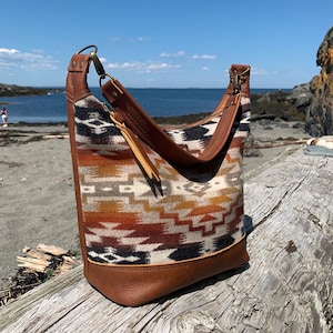Bolso tipo cubo de lana y cuero, estampado de lana Mesilla, cuero marrón especiado, bolso de hombro estilo suroeste
