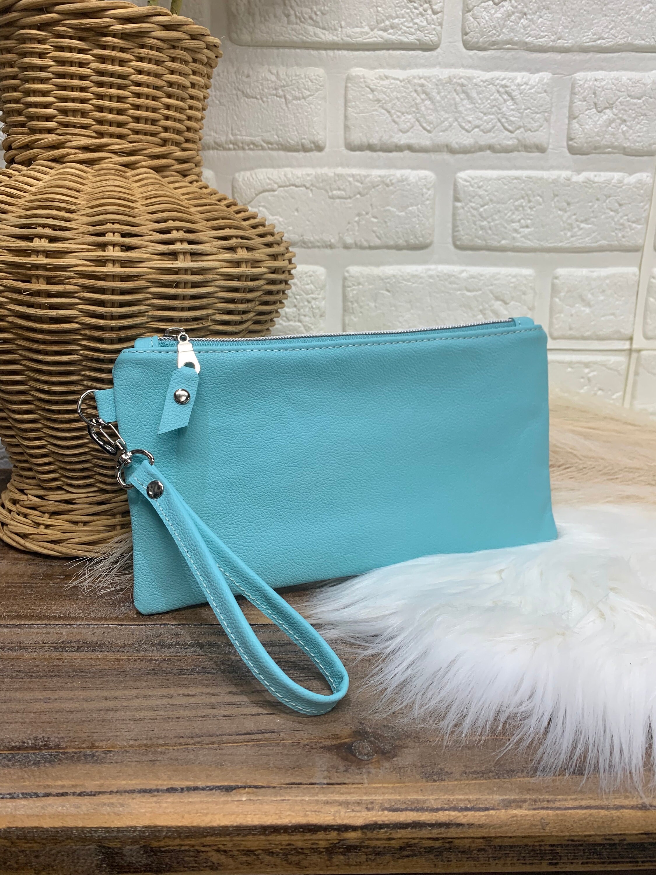 Pochette da polso in pelle color acquamarina, pochette con