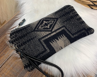 Pochette da polso in pelle e lana, Pelle nera, Lana Harding, Portafoglio in pelle, Prodotto nel Maine, Tessuto in lana Portland, Pelle di mucca