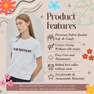 Puede incluir: Una camiseta blanca con el texto "VIETDESZ2U" en marr&oacute;n oscuro. La imagen incluye caracter&iacute;sticas del producto como calidad de tejido premium, tallas unisex, f&aacute;cil cuidado, cuellos de punto acanalado y materiales ecol&oacute;gicos. La modelo lleva la camiseta.