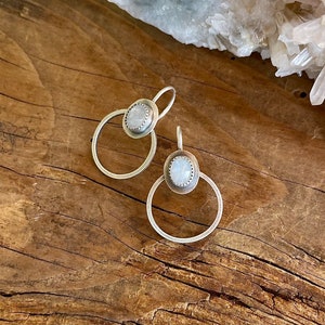 Pepita facetada arco-íris MOONSTONE branca, brincos de argola, prata esterlina, conjunto de moldura, rústico moderno, pingente de fio quadrado, pedra de nascimento de junho