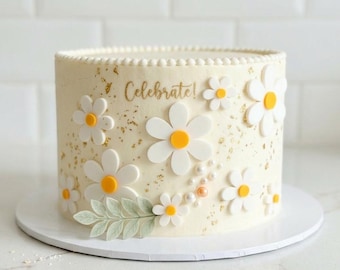Daisy Cake Charm, 3D Printed Daisy Cake Charm, Daisy Cake Decoration, Wild Flower Cake Decoration