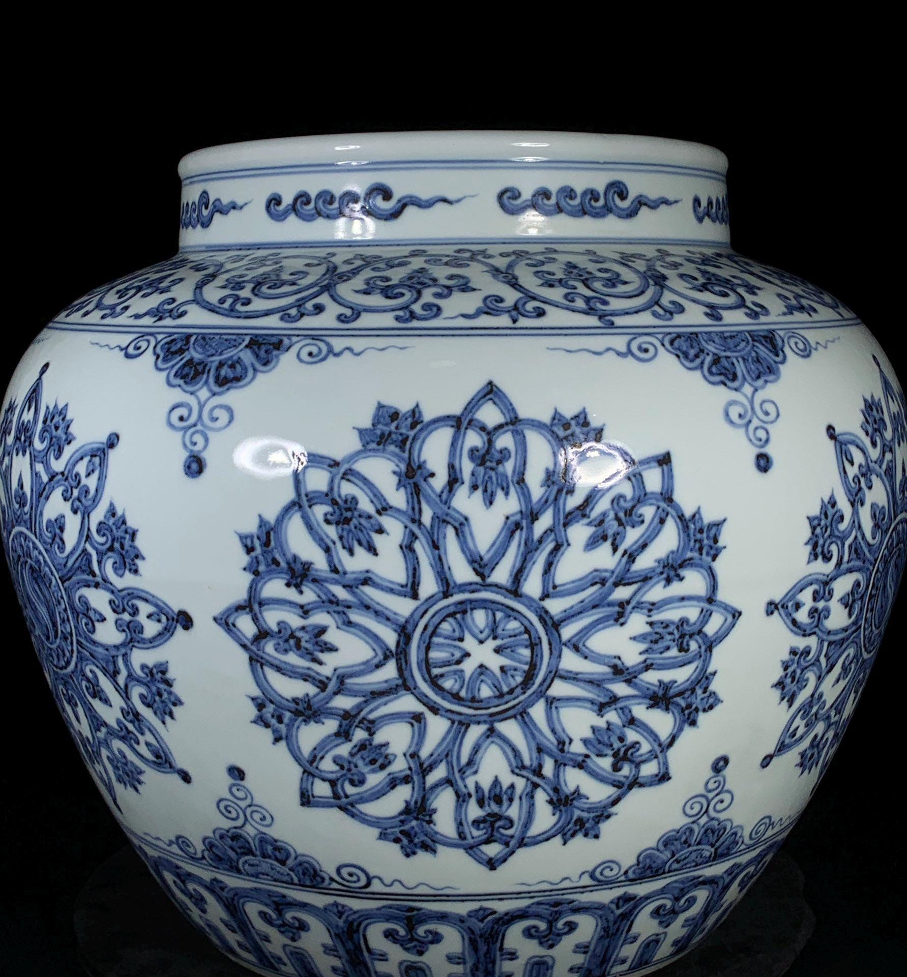 明宣徳青白磁壺：宝香花文様 - Etsy 日本