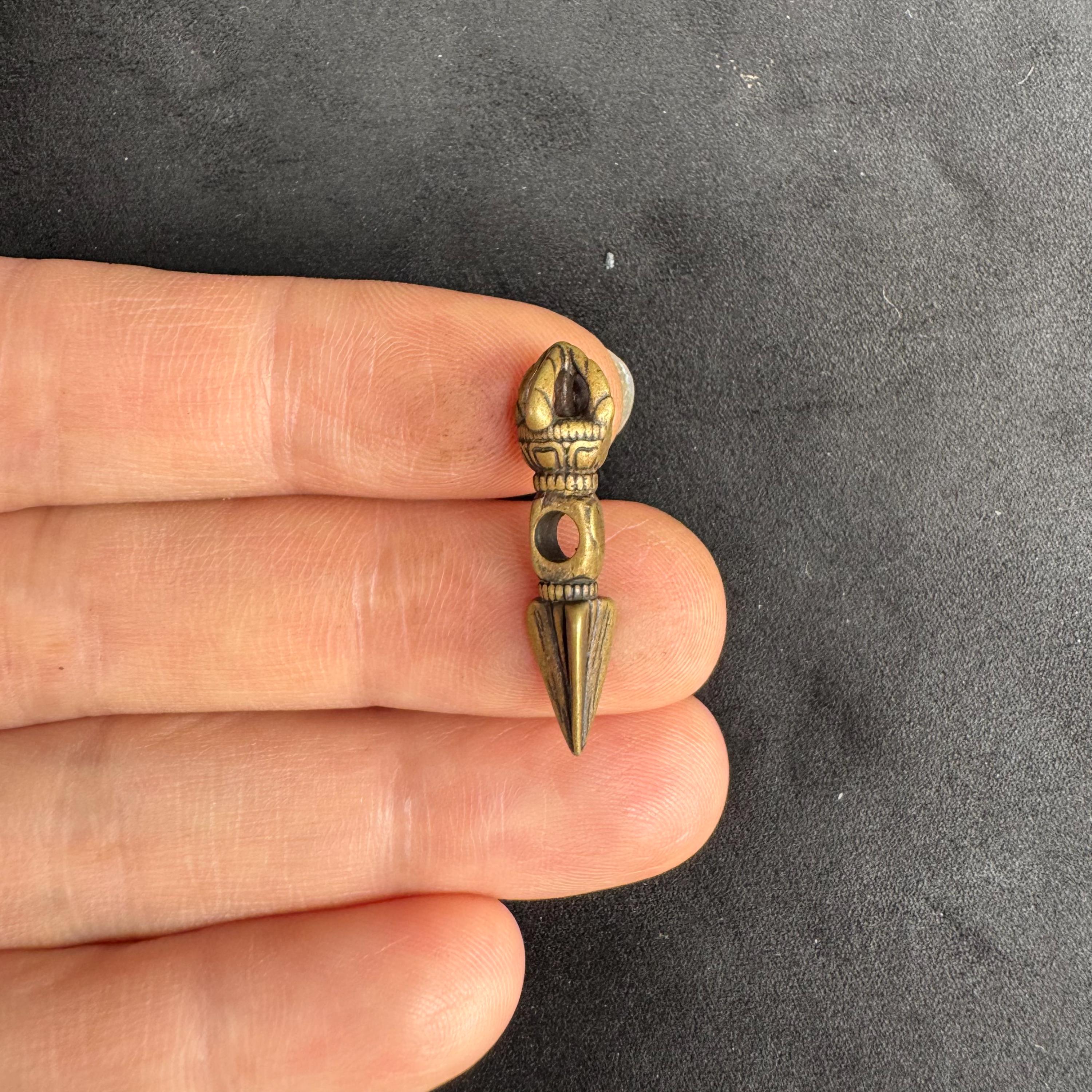 チベット青銅製仏教護符：金剛杵、仏陀、ドルジェのお守り - Etsy 日本