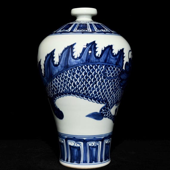 中国のアンティーク、明永楽青白磁花瓶：神話の獣模様 - Etsy 日本