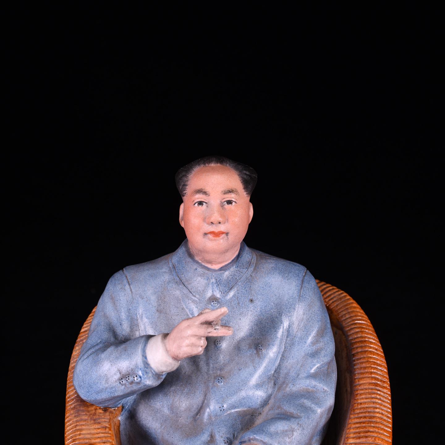 籐椅子に座る毛沢東のヴィンテージ中国磁器像｜1970年代の手作り陶器像