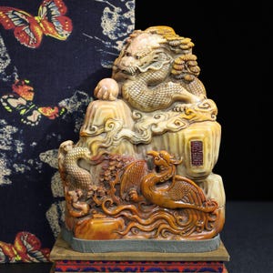 Grande selo de pedra chinês Shoushan, dragão e fênix esculpidos à mão "Long Feng Cheng Xiang", arte auspiciosa chinesa, escultura colecionável de 5 kg.
