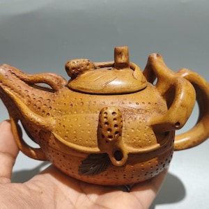 以下が含まれることがあります： クリーム色の斑点模様の釉薬が施された、3つのセラミックマグのセット。各マグには、青、緑、黄色の色合いの手描きの花柄のデザインが施されています。マグはシンプルで丸みを帯びた形状で、持ちやすいハンドルが付いています。