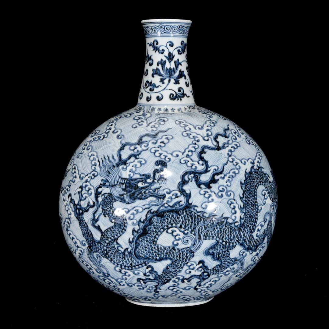 明の宣徳龍花瓶：青白磁、中国アンティーク風のコレクターズアイテム