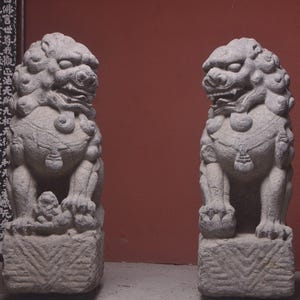 Antique Chinese Stone Guardian Foo Dogs Pair – Hand-Carved Doorway Guardian Lions, Ming Dynasty Style Entrance Feng Shui Statues