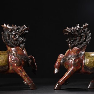 Statues Qilin anciennes en cloisonné, Chine : Gardiens de la prospérité Feng Shui