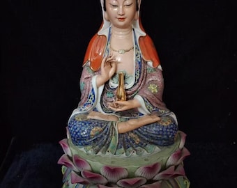 Handgefertigte Famille Rose Guanyin Statue: Lotus Buddha Skulptur aus Porzellan