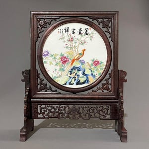 アンティーク中国磁器壁飾り：青と白の風景、鶏の羽の木製フレーム