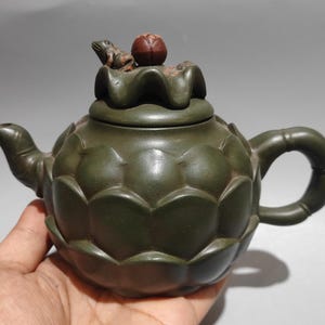Tetera Yixing Zisha con diseño de vaina de semilla de loto y rana, hecha a mano en arcilla verde, estilo gongfu chino.