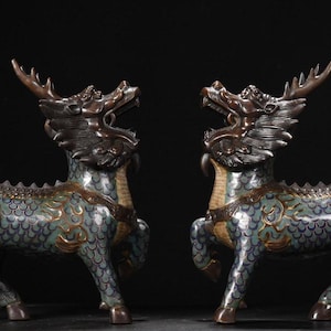 Paire de qilins anciens en émail cloisonné : gardiens du Feng Shui en bronze doré