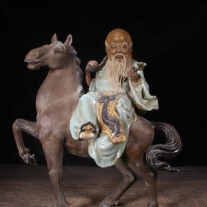 Chinees antiek porseleinen Shiwan-porseleinsnijwerk voor het verzamelen van Shou Xing op een paard (God van een lang leven)