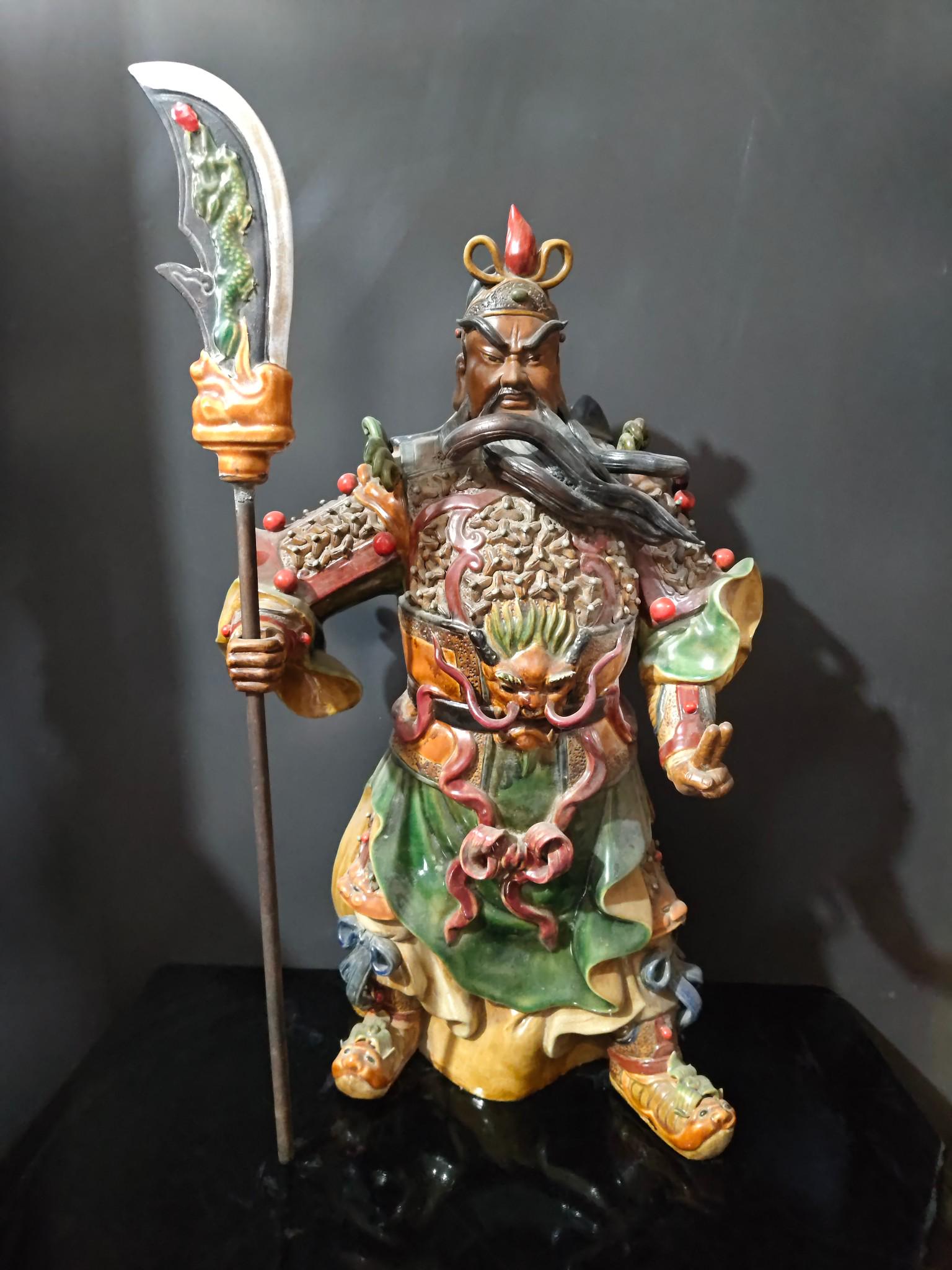 アンティークの十万関公像：中国の軍神と富貴の象徴 - Etsy 日本