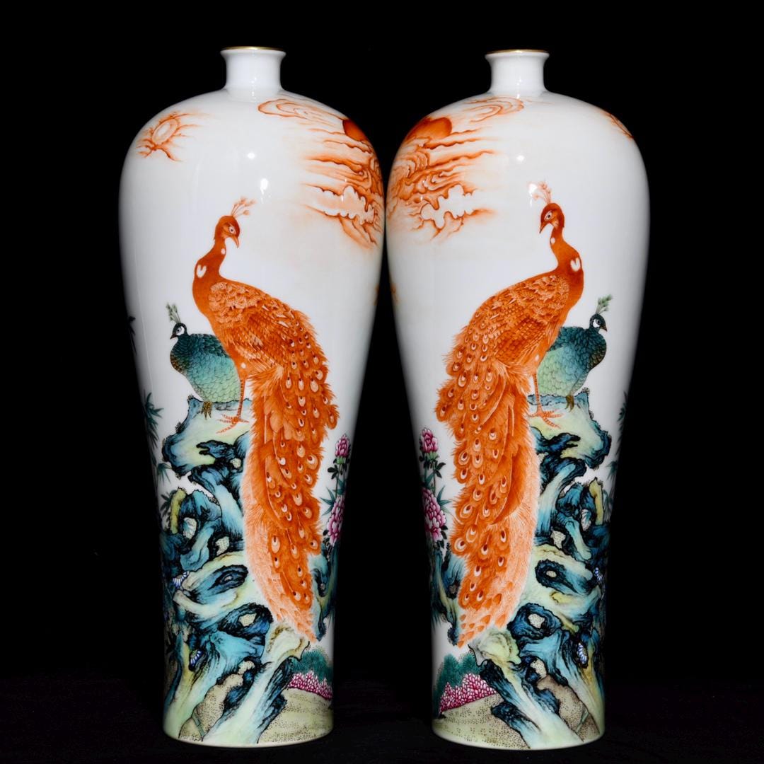 清朝乾隆帝のアンティーク ファミーユ ローズ花瓶：孔雀と花模様の磁器