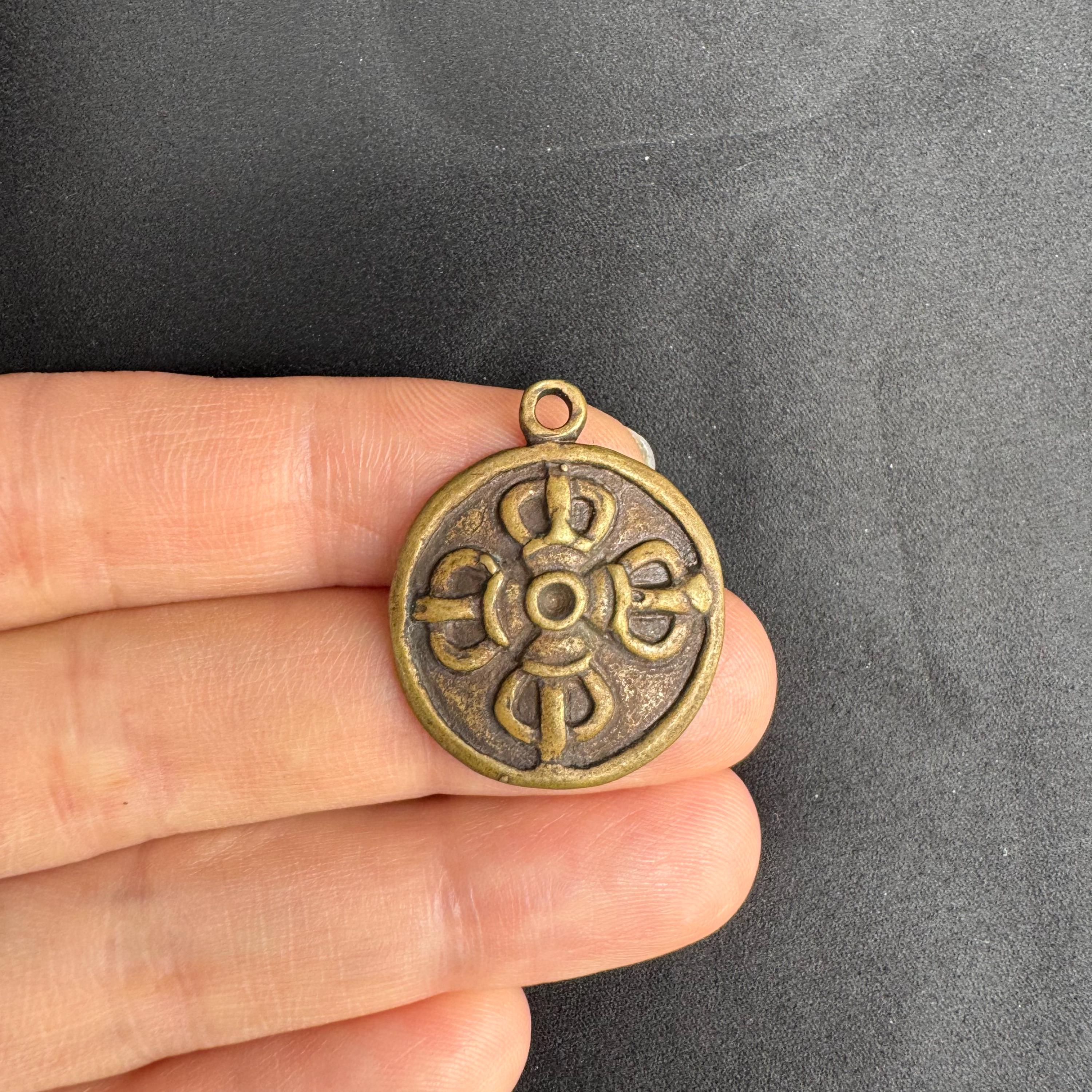 チベット青銅製仏教護符：金剛杵、仏陀、ドルジェのお守り - Etsy 日本